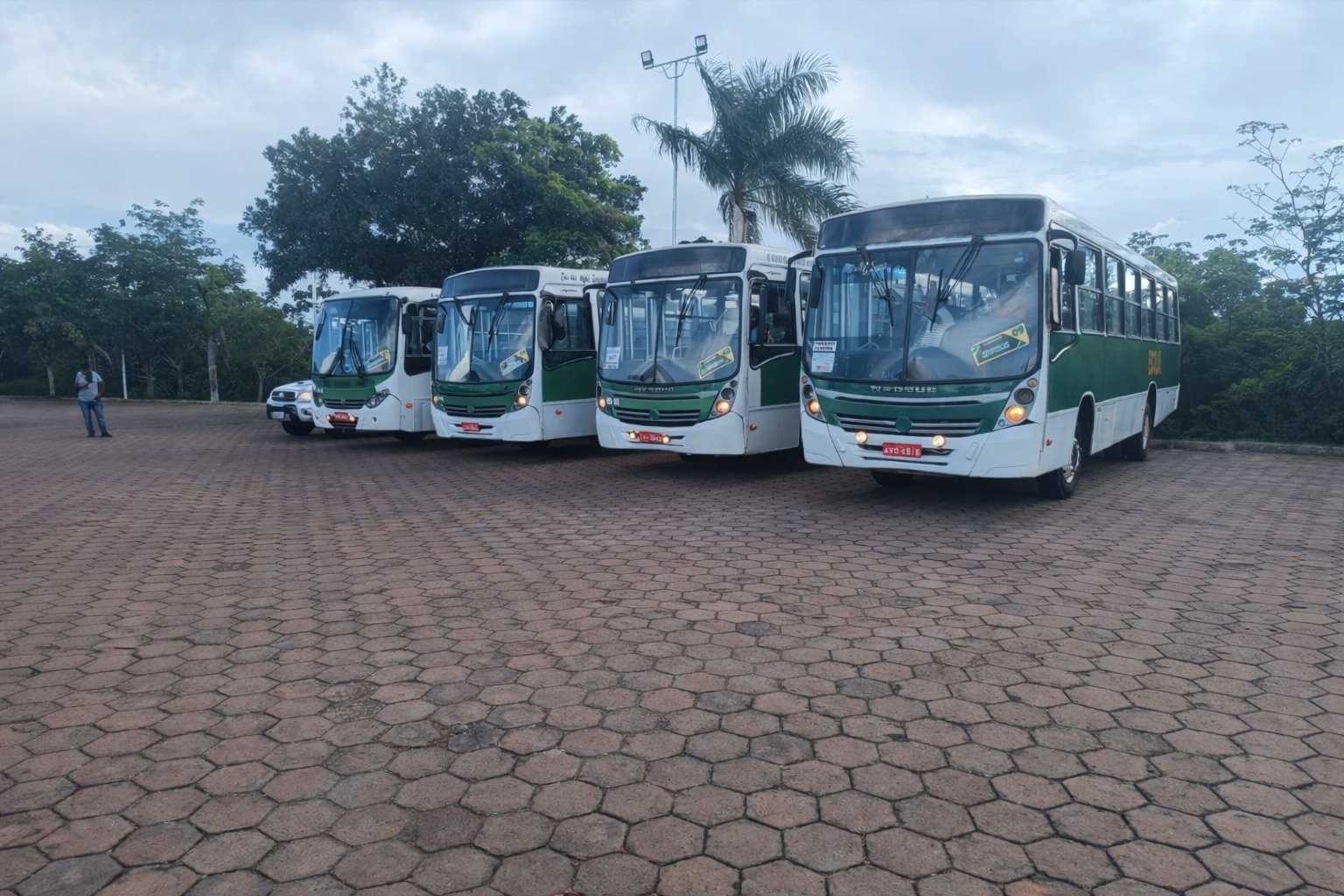 Ônibus para transporte de pessoas e fretamento urbano - RS Transportes e Turismo